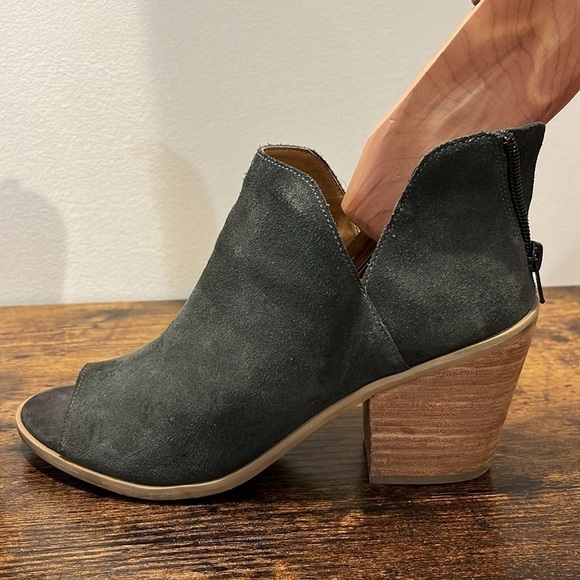 Susina Carina Grey Suede Stacked Heel Booties sandals  size 7.5 women - Picture 3 of 9